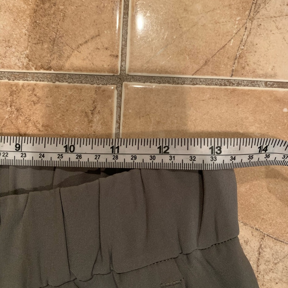 Lululemon on the fly crop pants- they aresoldout! - Picture 9 of 10